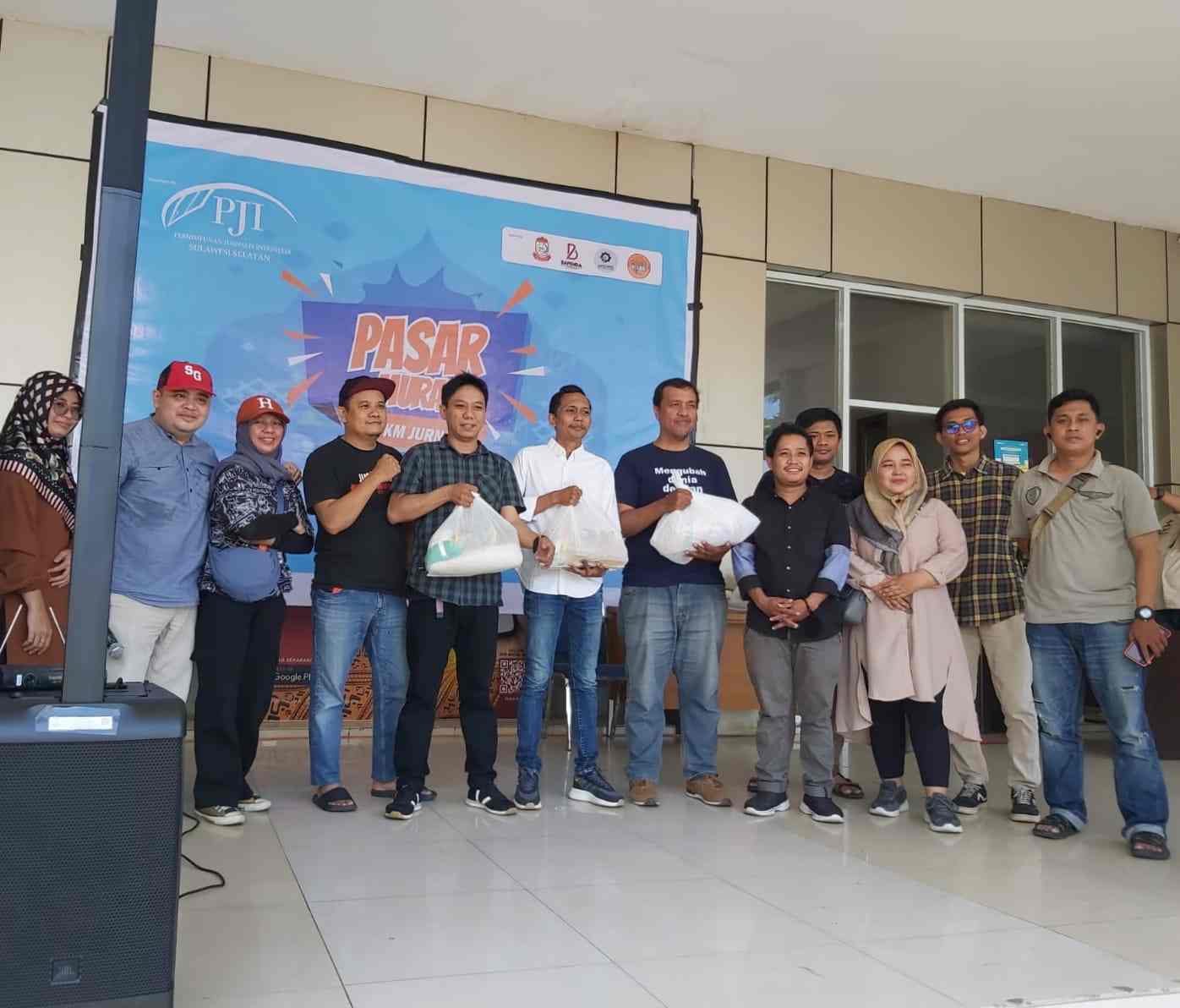 PJI Sulsel Salurkan 100 Sembako di Pasar Murah dan UMKM Jurnalis