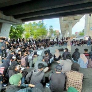 Polrestabes Makassar Belum Membuka Akses Layanan Hukum Bagi Demonstran Hardiknas. (Tribun Timur/Muslimin Emba).