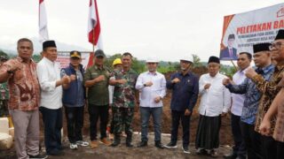 Mendes Yandri Saat Peletakan Batu Pertama Pembangunan Koperasi Desa Merah Putih di Desa Kembang Belor, Kabupaten Mojokerto, Minggu (21/12/2025).