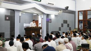 Wali Kota Bekasi, Tri Adhianto, Menghadiri Salat Tarawih Berjamaah di Masjid Al Muhajirin, Kota Baru, Bekasi Barat.